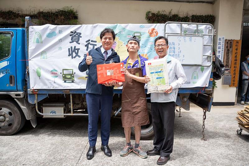 代理市長邱臣遠於端午節前夕致贈環境部提供的農產米及市府加碼準備的「紅米樂禮盒」關懷資收個體戶。