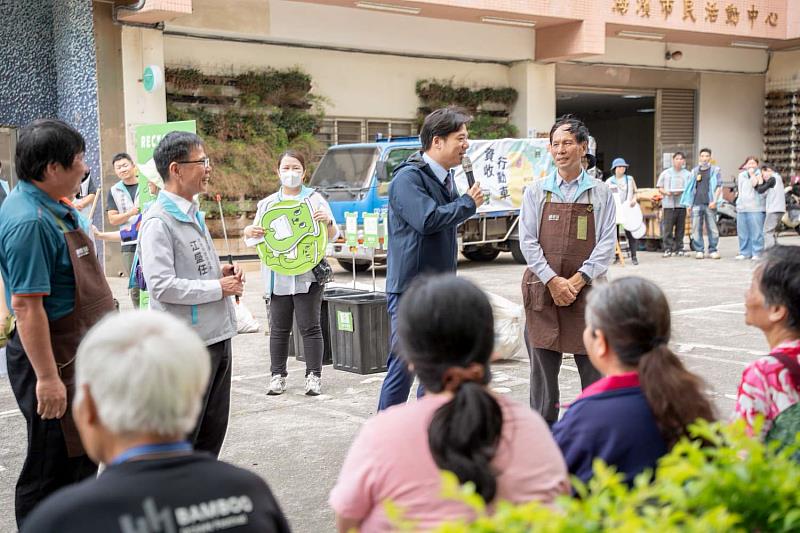 代理市長邱臣遠感謝資收個體戶長期為環保的付出與努力。