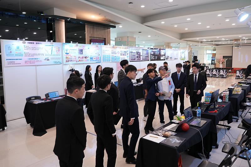 世新大學觀光學系A110級畢業展覽《拾憶》於管理學院盛大展開。（世新大學提供）