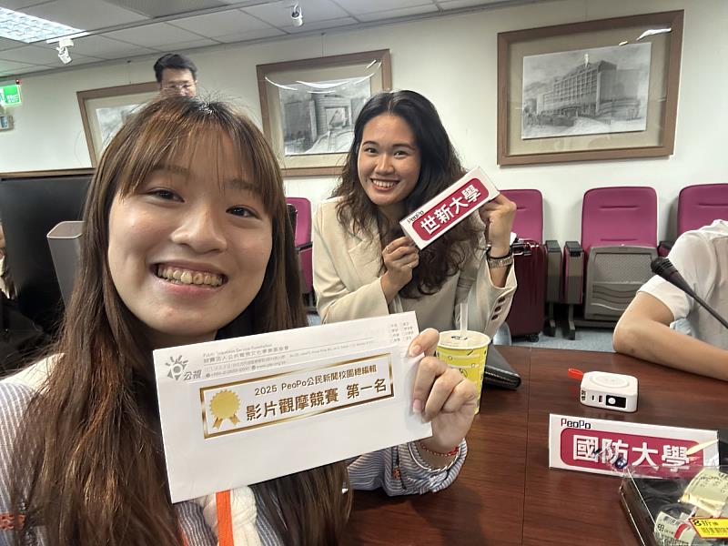世新新聞系大三生鄭安琪與黃子宜透過《小世界》實習課程展現所學精隨。（世新大學提供）