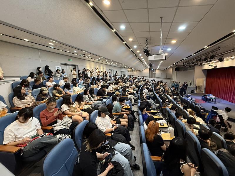 世新大學通識課程「通識講座」邀請立法委員王世堅蒞校演講，現場吸引上百位師生參與，座無虛席。（世新大學提供）