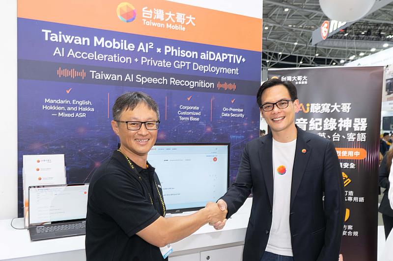 圖1：台灣大攜手群聯電子，首度展出自研AI語音紀錄平台「AI聽寫大哥」，展現在地化AI技術實力，推動企業AI應用從「嘗試部署」走向「降本增效」。(左起：群聯電子創辦人暨執行長潘健成、台灣大總經理林之晨)