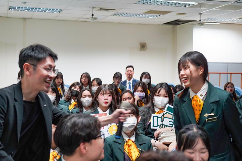 學生提問踴躍，互動趣味橫生