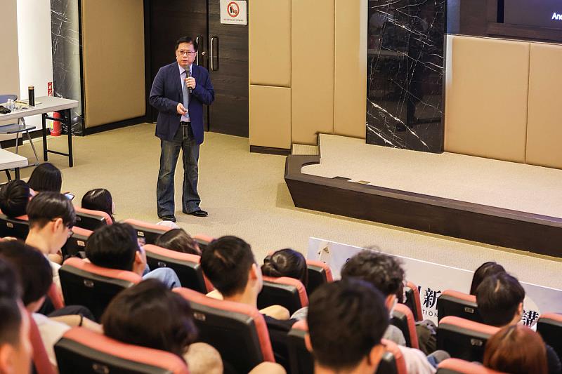 黃昭欽次長分享其豐富的人生歷程與寶貴經驗