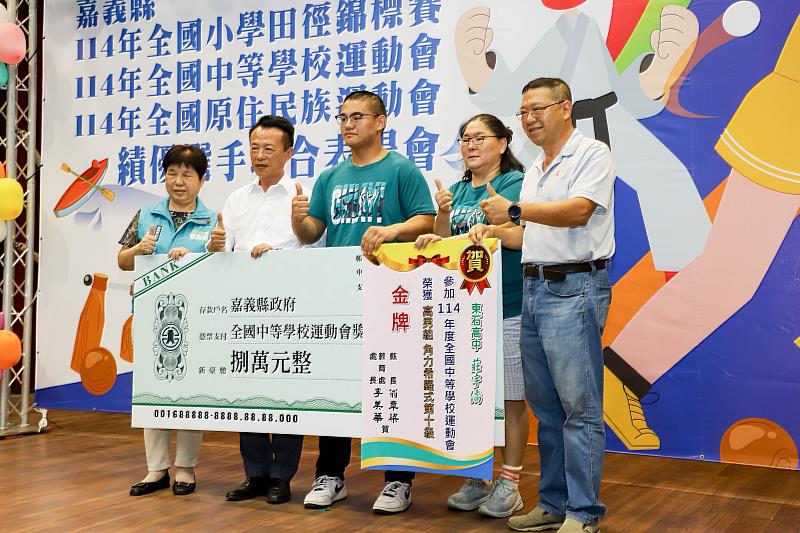 嘉義縣政府表揚體育績優選手，翁章梁：明年全中運體育獎金加倍發放-3