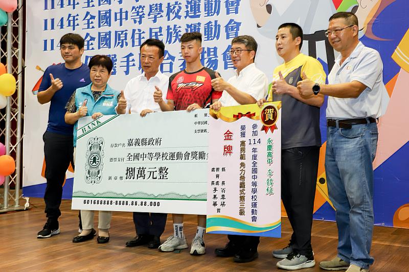 嘉義縣政府表揚體育績優選手，翁章梁：明年全中運體育獎金加倍發放-5