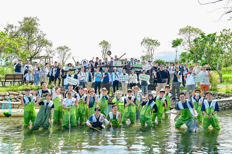 信義房屋日前攜近80位信義志工到「水の故鄉」宜蘭縣員山鄉蓁巷社區，協助社區發展協會為第一屆「湧泉嘉年華」整理場域。
