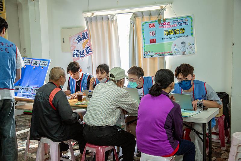 嘉藥藥學系學生協助各健檢關卡的數據測量與紀錄