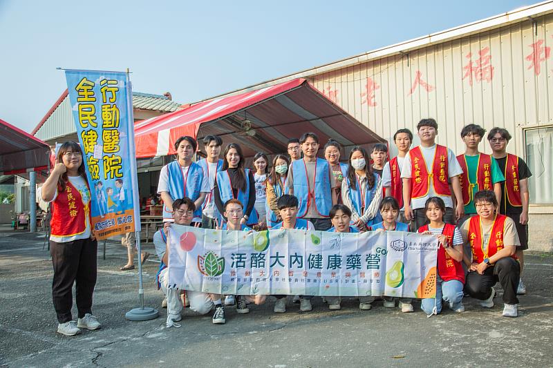 嘉藥藥學系同學協助「行動醫院-全民健檢」活動