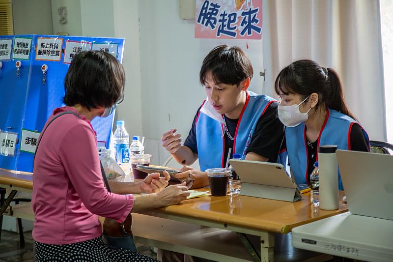 嘉藥學生透過一對一方式向長輩說明用藥安全