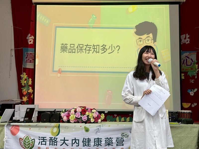 嘉藥藥學系吳毓娟同學，發揮所學現場教導長輩用要注意須知