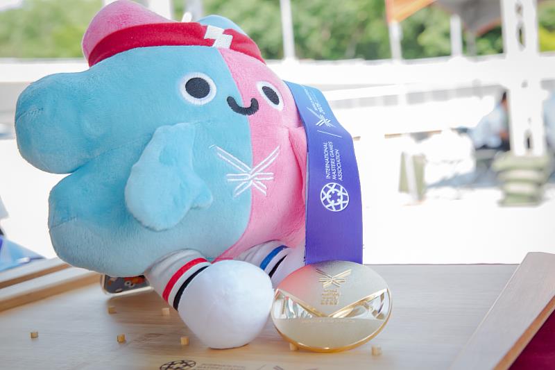 世壯運娃娃、金牌獎牌。