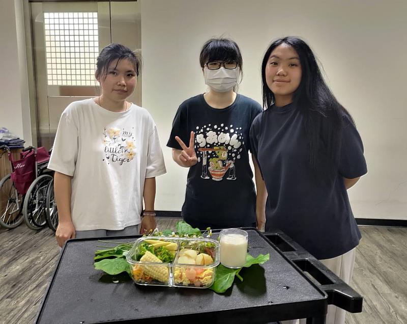聖約翰科技大學樂齡福祉與健康促進設計《健康餐飲管理》課程，邀請新店慈濟醫院營養科楊灼華營養師指導學生動手實作。