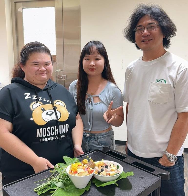 透過料理學習健康營養概念,強化同學未來從事長者服務的實務能力。