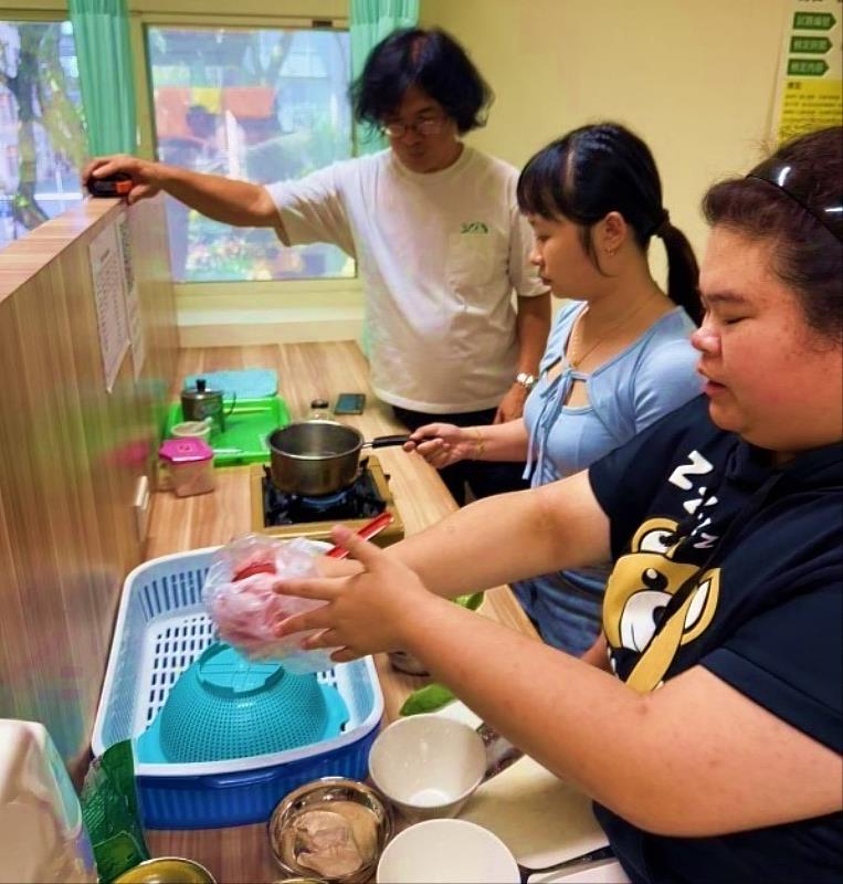 同學分工合作,學習備料與烹煮技巧。