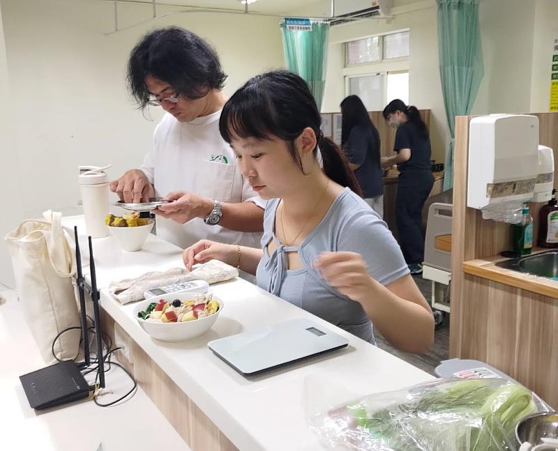 學生透過團隊合作進行備料、烹煮與擺盤，在營養師的指導下學會如何設計一份真正符合高齡需求的「健康餐」。