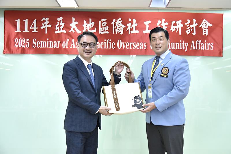 阮昭雄（左）致贈訪團禮品，由學員長吳順國（右）代表接受