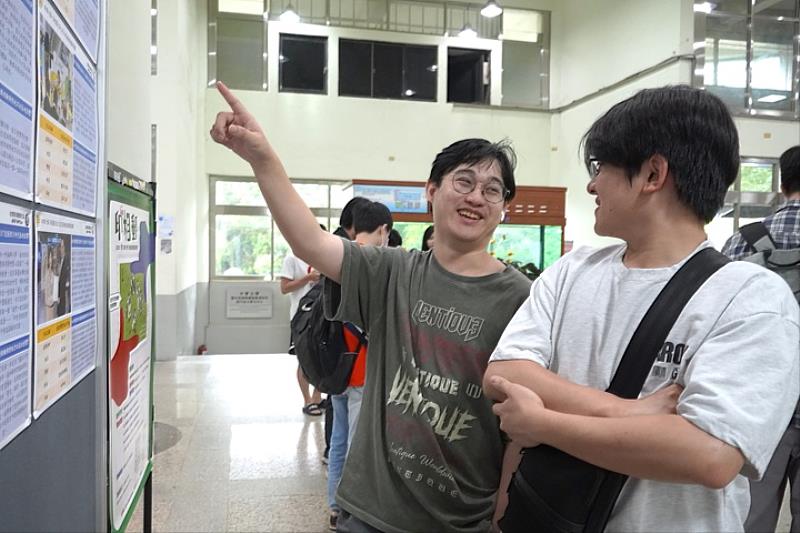 圖／學生們參加USR「深耕園區・綠色竹塹」展覽，彼此分享參與相關課程的趣事。