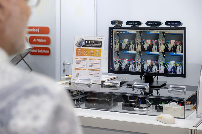 擷發科技戰展現「雙引擎策略」——CAPS(跨平台 AI 軟體服務)與 CATS(客製化 ASIC 設計服務),象徵AI演算法與ASIC晶片設計的深度整合,搭配現場多項互動展示與實機DEMO,真實呈現如何在Edge AI端落地,並從AI軟體到ASIC設計的全流程實力。