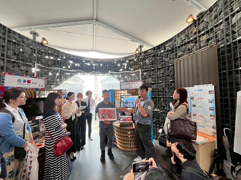 新北市政府消防局青年圖成員林冠佑及蕭立強向萬博參訪民眾說明本市防災團成果