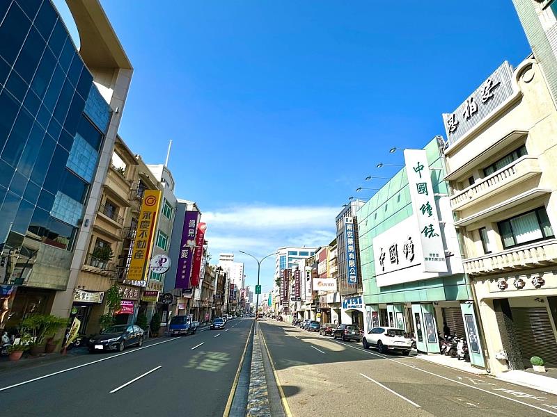 台南市生活機能最佳的「中西區」，預售、中古屋單坪價差逾20萬，更顯中古屋價格優勢。(永慶房產集團提供)