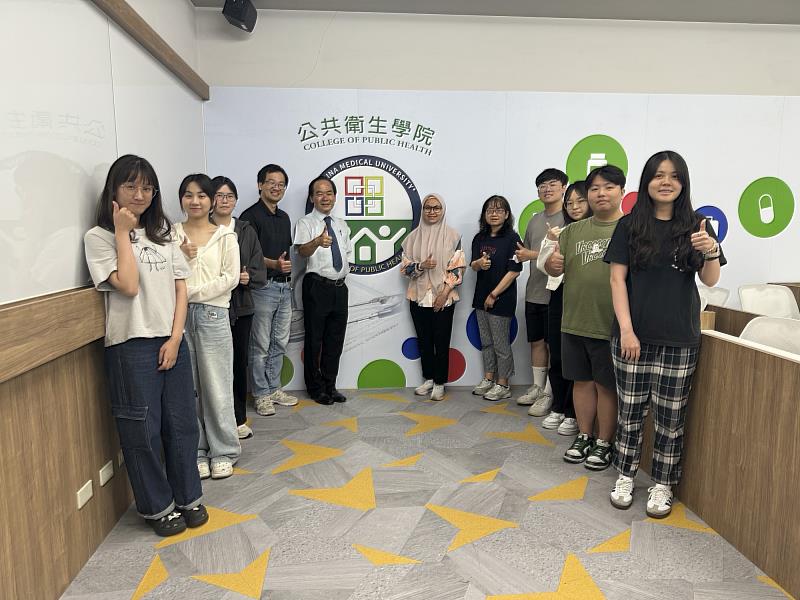 中國醫藥大學公共衛生學系何文照教授、李采娟教授帶領的跨領域合作團隊。