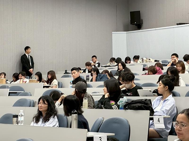 「全民外交研習營」講座中,元智大學學員在綜合座談交流踴躍發問。