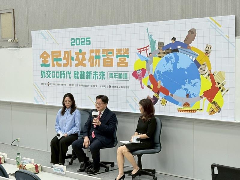國際青年大使朱巧筠(左)、外交部非政府組織國際事務會黃世昌總領事(左二)、中華民國全國中小企業總會虞歡庭主持人(右)與學員進行綜合座談交流分享