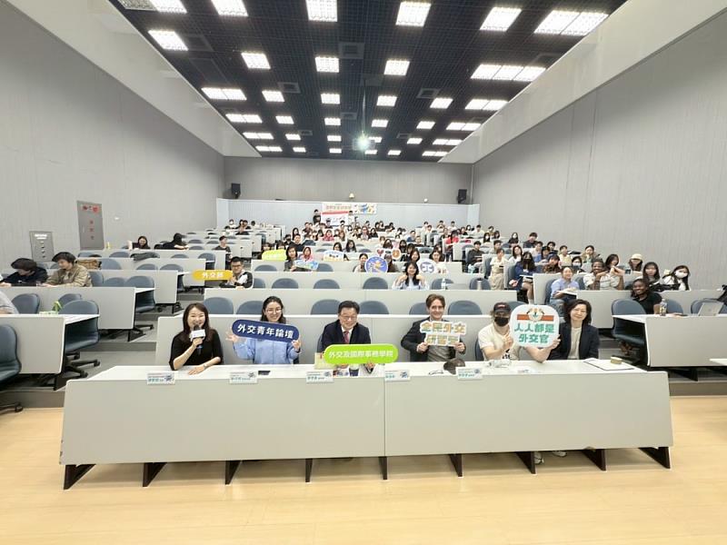 中華民國全國中小企業總會虞歡庭主持人(左)、國際青年大使朱巧筠(左二)、外交部非政府組織國際事務會黃世昌總領事(左三)、 元智大學周若漢副教授(右三)、元智大學林佳燕教授與學員合影