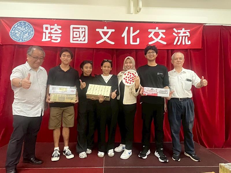 得獎團隊與師長開心合影，何副校長（左一）肯定學生在活動中的優異表現與用心投入。
