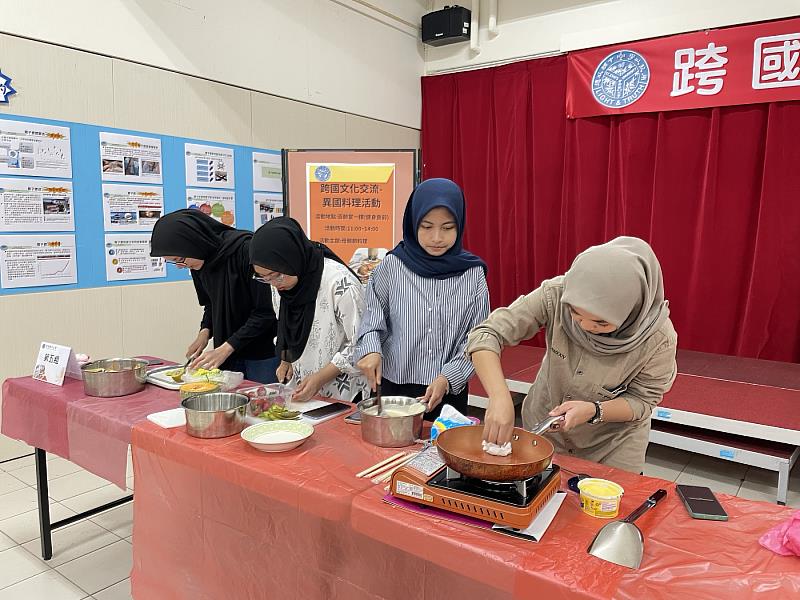 學生們齊心協力投入料理製作，從食材備料到下鍋烹調，展現絕佳團隊默契與對家鄉味的熱情。