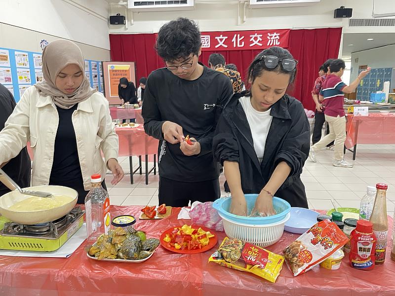 料理過程中，印尼同學分工明確、合作無間，展現高度默契。
