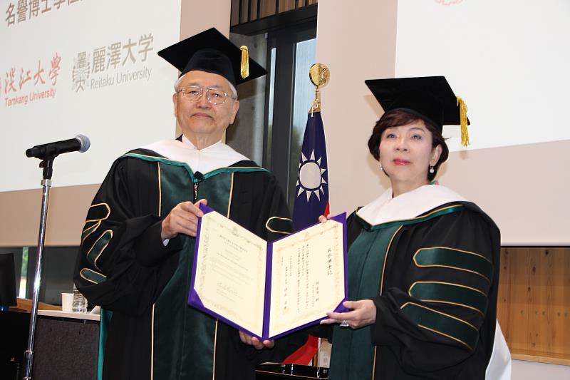董事長張家宜（右）接受麗澤大學校長德永承憲頒發名譽博士證書。（圖／淡江大學提供）