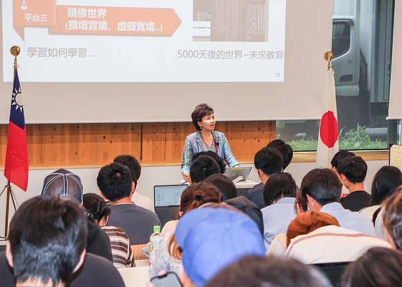 張家宜董事長以「形塑優質高教、掌握未來契機」為題進行紀念演講。（圖／淡江大學提供）