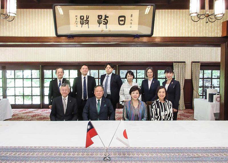 張家宜董事長（前右2）、國際事務副校長陳小雀（前右1）一行人與麗澤大學董事長廣池幹堂（前左2）、校長德永承憲（前左1）等人合影留念。（圖／淡江大學提供）