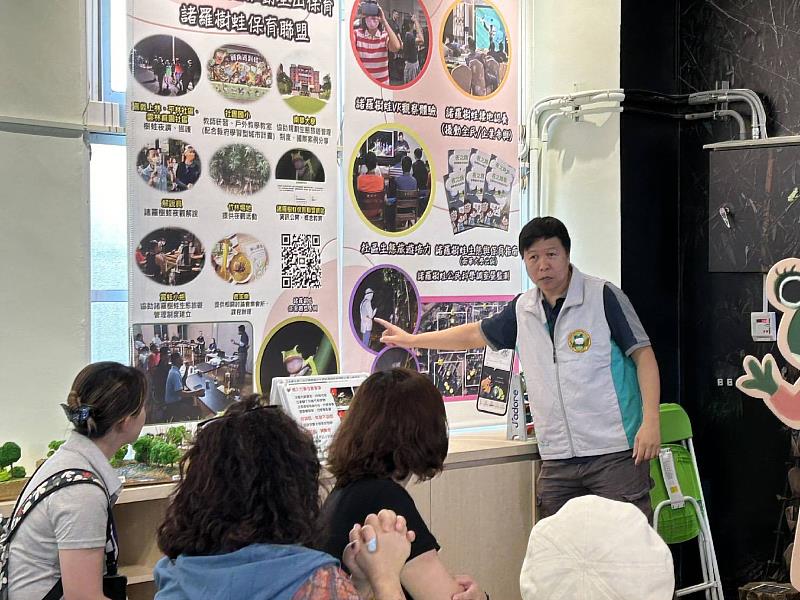 新北市教育局終身學習輔導團參觀諸羅樹蛙生態教育館,南華大學旅遊系許澤宇教授解說諸羅樹蛙棲地模型,並帶領學員進行淺山生態調查。