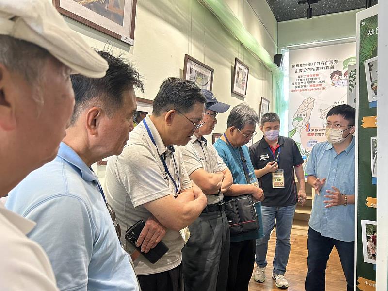 新北市終身學習輔導團參訪嘉義百大夯學點，南華大學自然生物科技學生黃羿勳(右1)為大家進行生態解說。