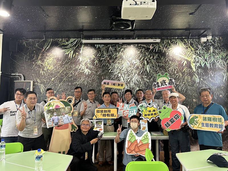 新北市終身學習輔導團參訪嘉義百大夯學點,參觀諸羅樹蛙生態教育館並合影留念。