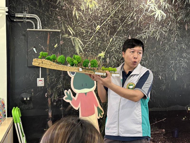 學習型城市跨縣市交流,南華大學旅遊系許澤宇教授解說諸羅樹蛙棲地模型,並帶領學員進行淺山生態調查。