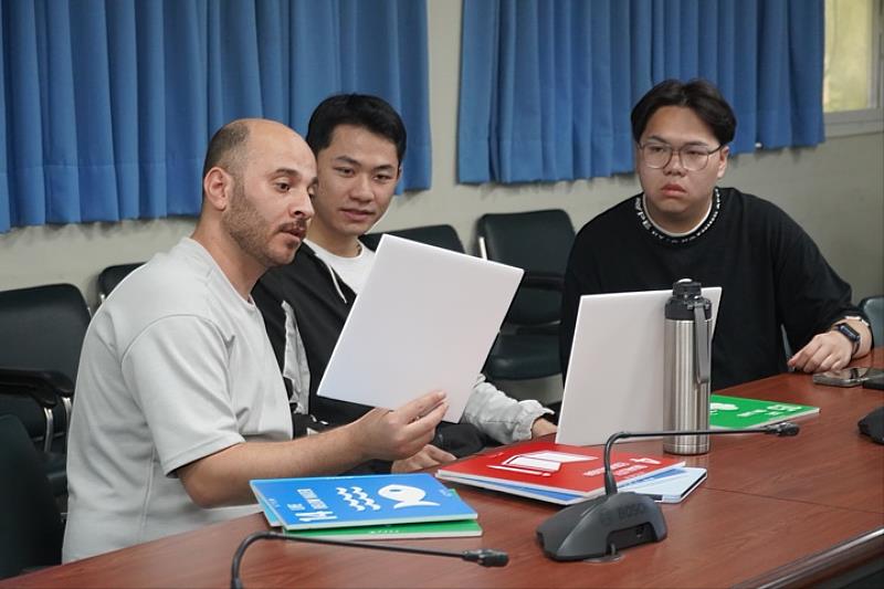 圖／此次活動吸引許多來自不同學院的學生，以全英文分組討論，並上台發表成果。