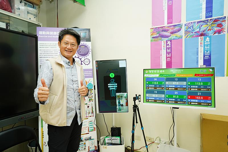 文化大學將配合政策，規劃於長者健康促進站引進AI科技，提供個人化健康管理服務，涵蓋身體活動與營養諮詢等多元面向。