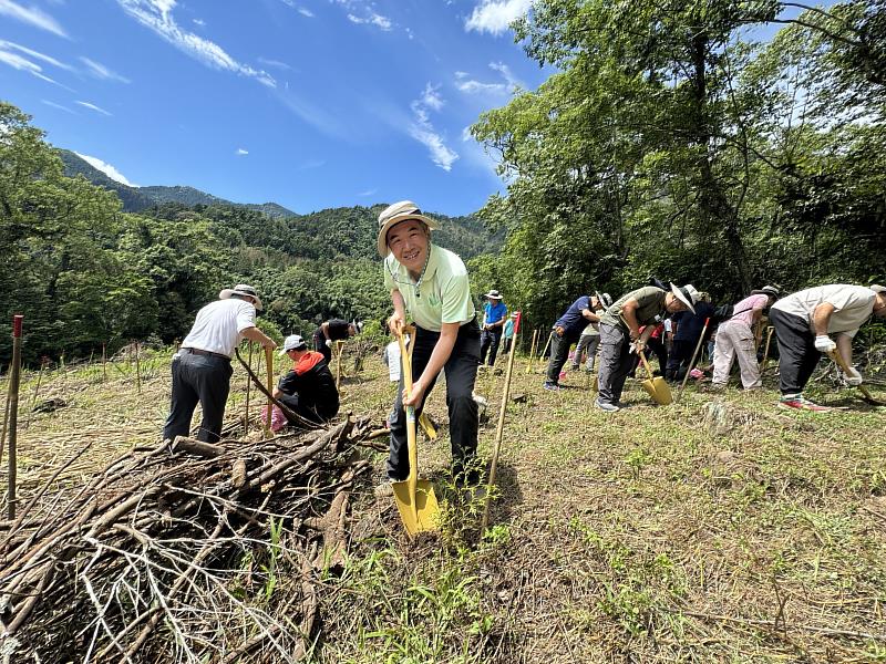 璨揚企業供應商代表21日於阿里山地區種植原生樹種臺灣肖楠,復育森林資源提升地方生態韌性