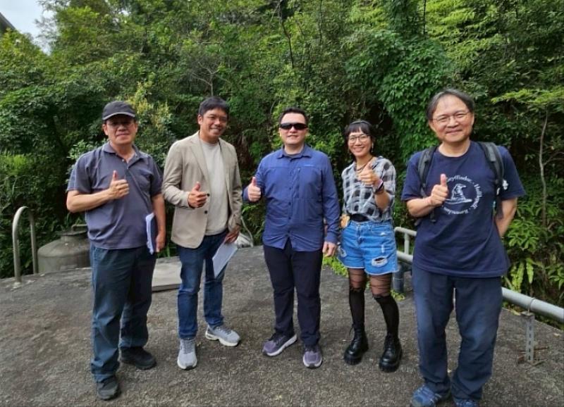 佛光大學永續發展辦公室執行長周鴻騰(中間)與學者專家共同踏查微水力發電在校園內建置的可行性。