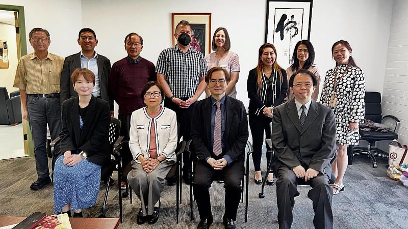 佛光大學副校長馬遠榮(右二)率領訪問團一行，與西來大學校長謝明華(左二)及多位學院主管進行交流座談，深化雙邊合作關係。