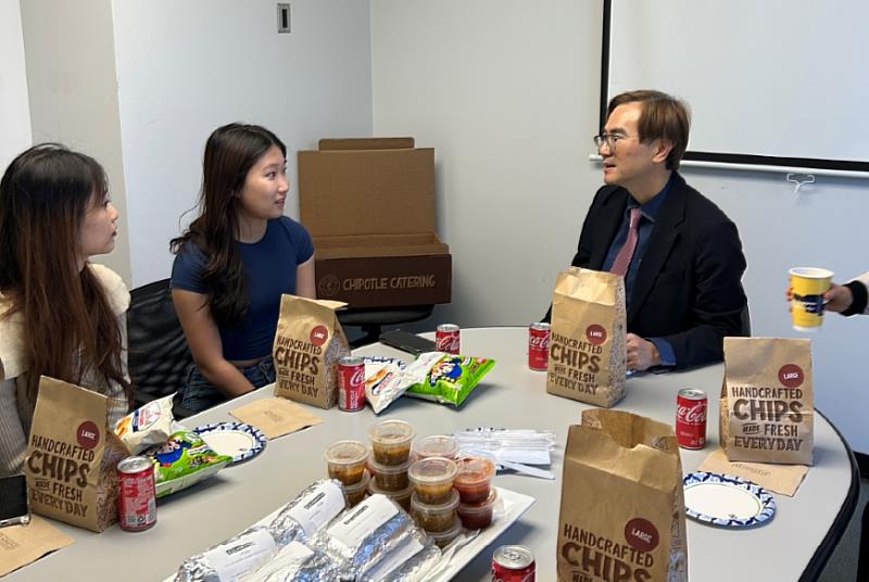 佛大副校長與就讀西來大學的佛光大學學生共進午餐，親切關懷留學生學習與生活近況，現場氣氛溫馨熱絡。