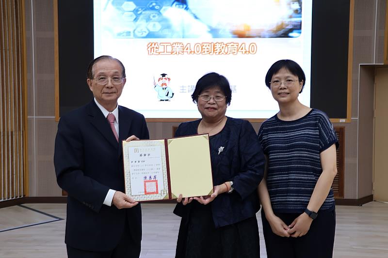 南大陳惠萍校長特別感謝吳部長透過講座，分享教育未來的樣貌，也為教育工作者與青年學子提供清晰的職涯方向與學習目標