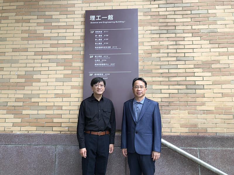 東華大學理工學院院長黃武元(右)與電機系主任黃家華(左)戮力推動參與「台積電半導體學程」人才培育計畫。
