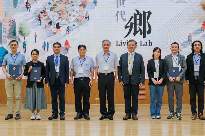 內政部國土管理署署長吳欣修(左四)、中華民國都市計劃學會理事長白仁德(右四)、中華民國都市計畫技師公會全國聯合會理事長屈恩璽(右三)等貴賓與朝陽科大校長鄭道明(中)合影。