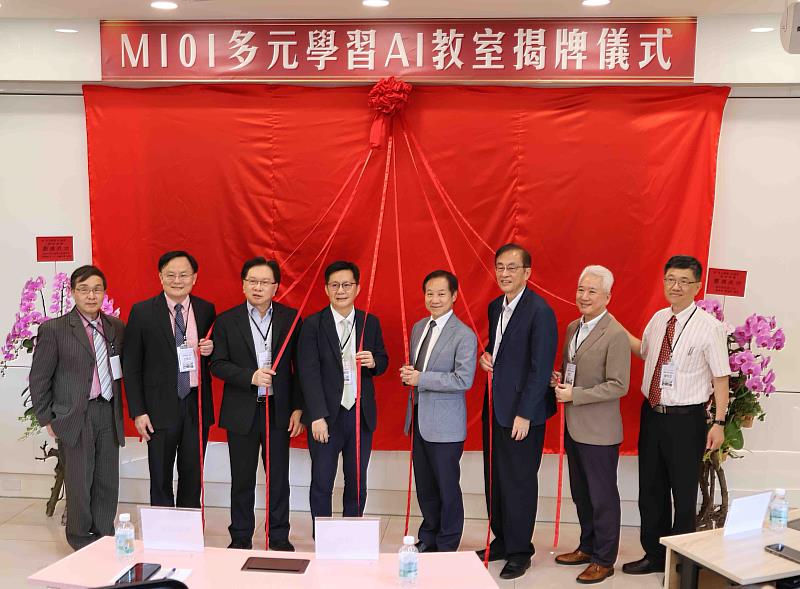 M101多元學習AI教室啟用儀式，象徵從理念到實踐的全面串接，教育部政務次長暨東海傑出校友張廖萬堅(左四)、金可集團董事長蔡國洲(左三)等人都親自到場。