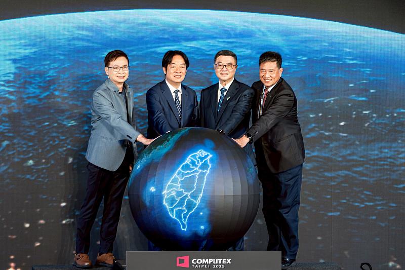 COMPUTEX 2025盛大開幕，眾多貴賓蒞臨現場。左起外貿協會董事長黃志芳、總統賴清德、行政院長卓榮泰、台北市電腦公會理事長彭双浪。(貿協提供)